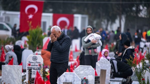 Dos años después, sobrevivientes de sismo en Turquía siguen lidiando con pérdidas y dificultades
