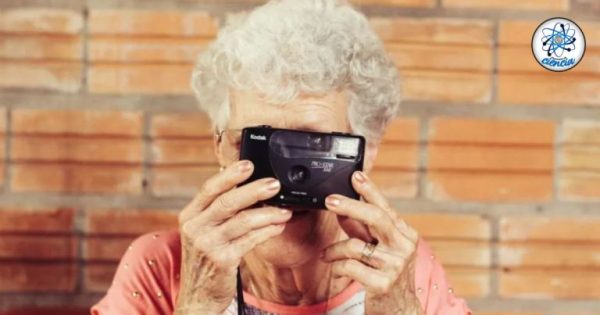 Esta es la edad a la que empiezas a oler a viejito, y así puedes combatir el olor