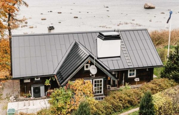 Fabricante estonio lanza nuevas cubiertas solares integradas, maximizando generación energética en espacios reducidos > Combina función de cubierta y generación de energía en un único sistema de instalación