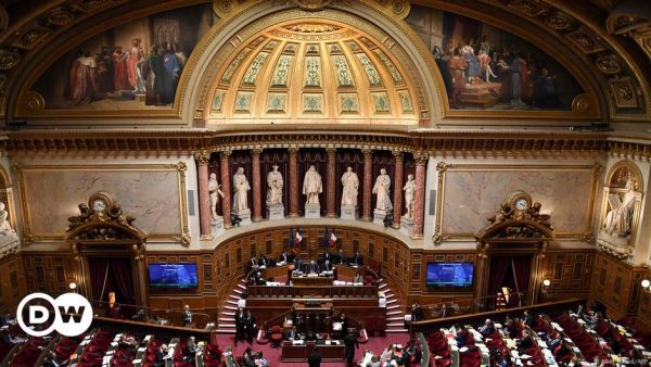 Francia tiene presupuesto para 2025