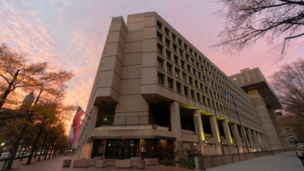 Gobierno de Trump despide a fiscales de casos del 6 de enero e intenta echar a agentes del FBI