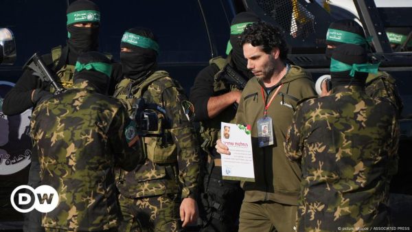 Hamás entrega a la Cruz Roja a tres rehenes israelíes