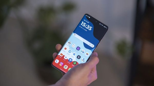 Hunde su precio este Motorola con buena cámara, pantalla de 1,5K y 120 Hz y carga rápida de 125 W