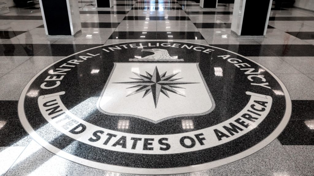 Inicialmente eximida, la inteligencia estadounidense se enfrenta a una encrucijada