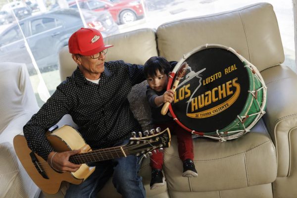 Inmigrante mexicano desafía a Trump en un corrido: '¿Quién se encargará del trabajo en el campo?'