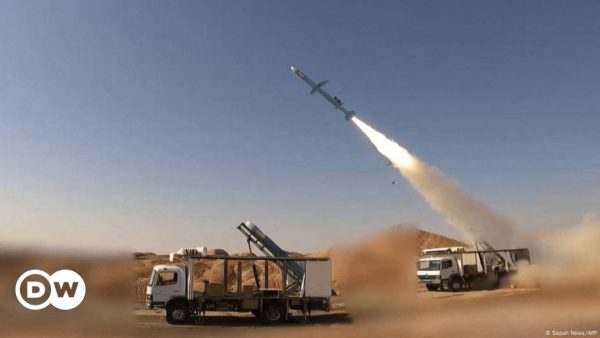 Irán revela un nuevo misil balístico en una muestra de fuerza