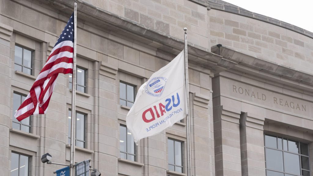 La justicia estadounidense impide la orden de Trump para congelar la ayuda exterior.