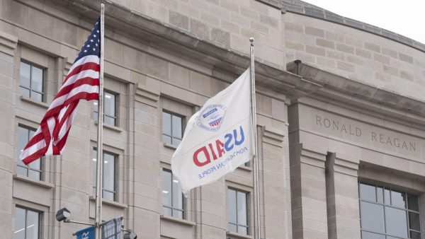 La justicia estadounidense impide la orden de Trump para congelar la ayuda exterior.