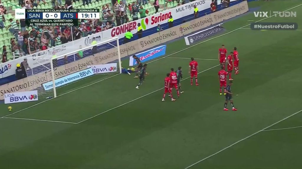 La violencia sigue en el futbol mexicano: Pelea en el partido Cruz Azul vs Querétaro (Video)