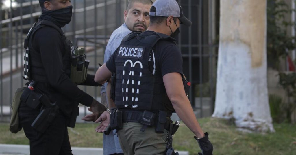 Liberados por 'la migra', pero sin reembolso de la fianza: Una demanda exige justicia.