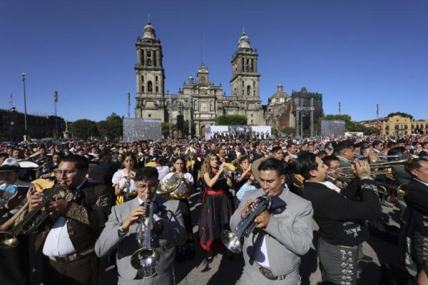 Más de 1,000 mariachis interpretan clásicos como "Cielito Lindo" en un intento por romper un récord en México