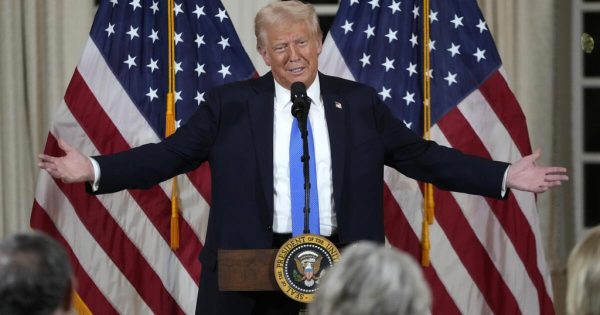 **Más directo y conciso:*** La Política Exterior de Trump: Caos y Distracción
* La Política Internacional de Trump: Una Estrategia de Caos
* Caos y Distracción: La Política Exterior de Trump**Más analítico:*** La Política Exterior de Trump: Sembrando el Caos y la Distracción
* Los Efectos Desestabilizadores de la Política Internacional de Trump
* La Política Internacional de Trump: Un Legado de Inestabilidad**Más provocativo:*** La Política Exterior de Trump: ¿Un Caos Calculado?
* ¿Fue la Política Internacional de Trump un Caos Deliberado?