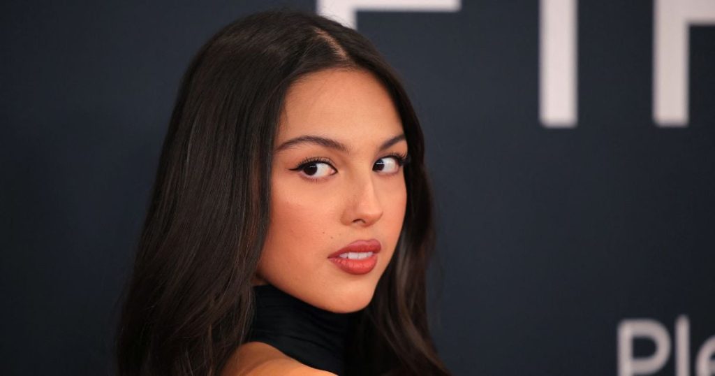 Olivia Rodrigo impacta en los Grammys con sexy vestido negro