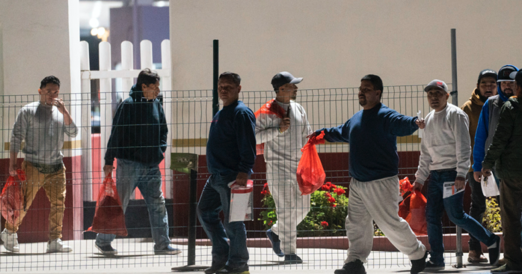 Opción 1 (Enfoque en la deshumanización continua):Décadas Después del Accidente Fatal, las Víctimas Mexicanas de la Deportación Persisten DeshumanizadasOpción 2 (Más directa e impactante):Deportaciones Mexicanas: Un Legado de Muerte y DeshumanizaciónOpción 3 (Destaca la conexión con California):Accidente Aéreo en California, Décadas Después: La Deshumanización Continua de MexicanosOpción 4 (Más concisa):Deportación, Muerte y Deshumanización: El Legado Duradero de un Accidente en California