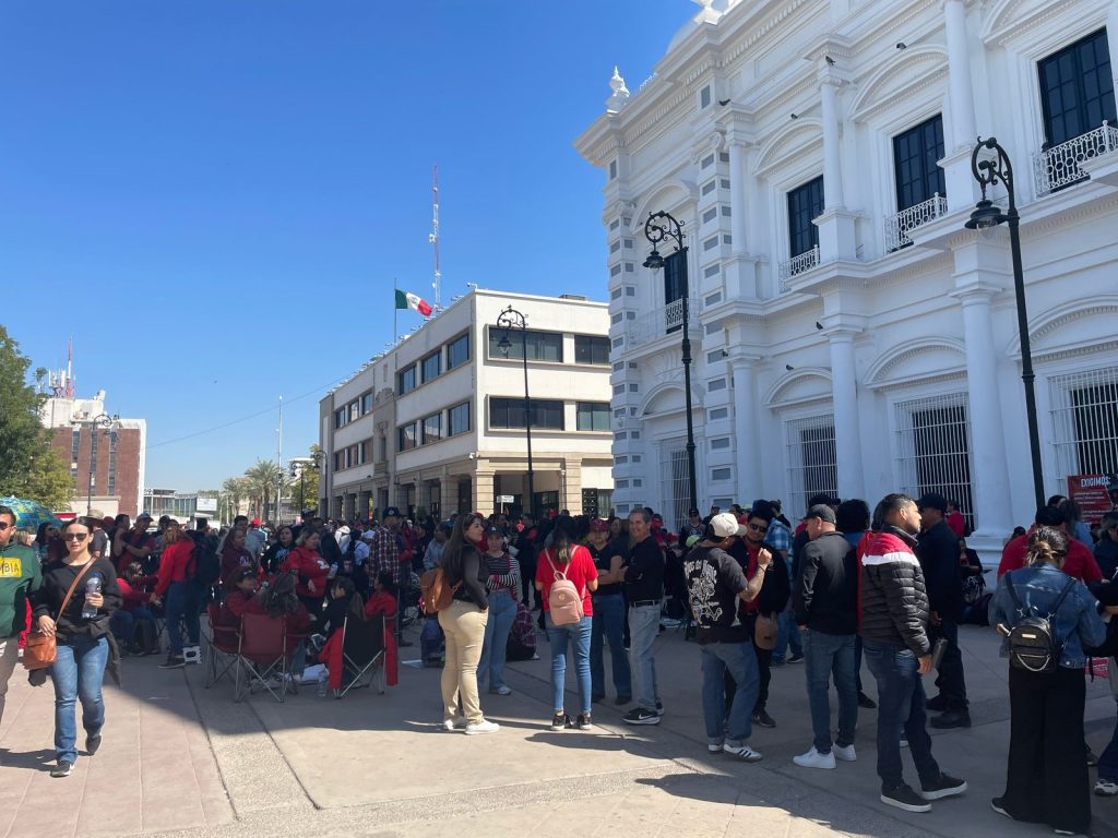 Atiende SEC a maestros en tercer día de paro laboral