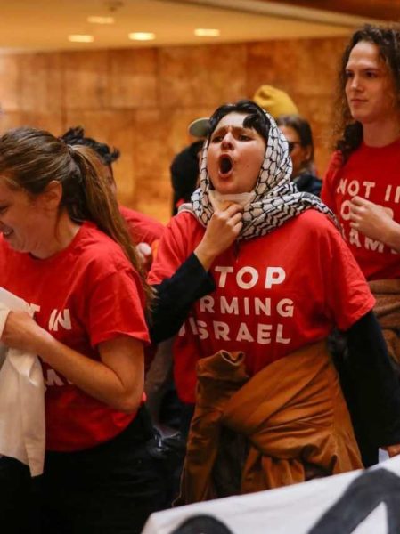 Casi 100 manifestantes arrestados en la Torre Trump por exigir la liberación de Mahmoud Khalil, activista propalestina