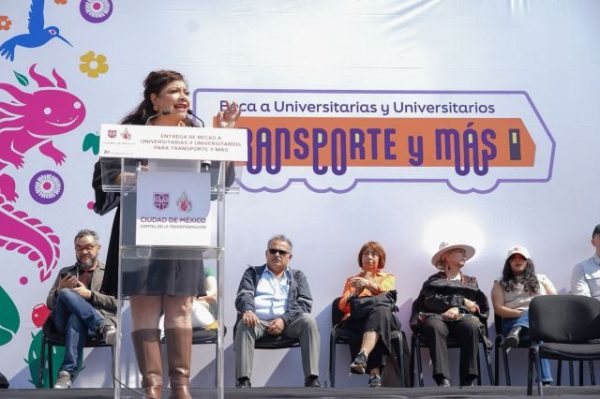 Clara Brugada hace entrega de becas para transporte a estudiantes universitarios de la Ciudad de México