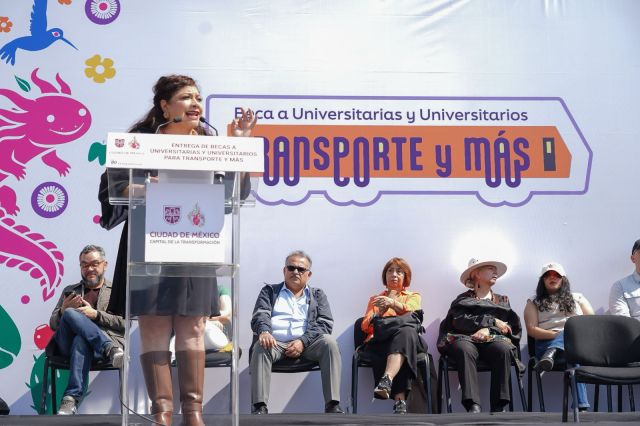 Clara Brugada hace entrega de becas para transporte a estudiantes universitarios de la Ciudad de México