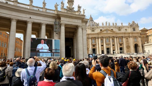 El Papa regresa al Vaticano lejos de los reflectores