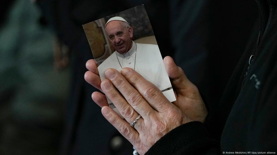 El papa sigue estable, pero debe seguir hospitalizado