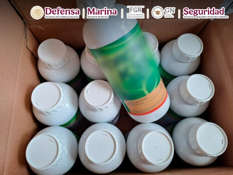 Encuentran 157 litros de metanfetamina líquida oculta en envases de fertilizante en Nogales, Sonora