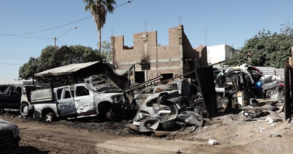 Incendio consume taller mecánico y vehículos en su interior; bomberos evitaron propagación