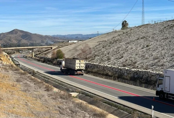 La DGT está pintando cada vez más líneas rojas en las carreteras de España: qué significa y como afecta a los conductores