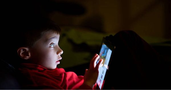 Los bebés necesitan personas, no pantallas