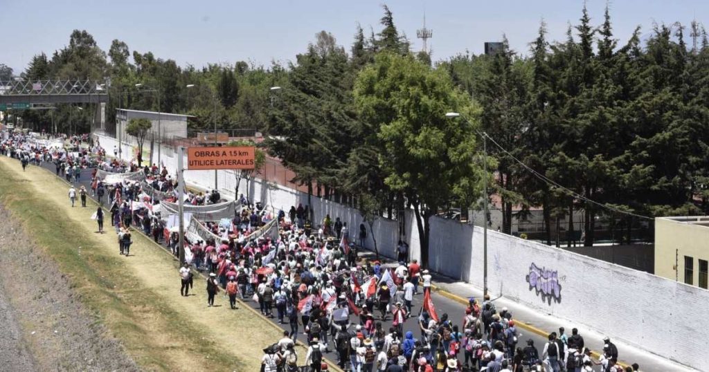 Megamarcha de estudiantes en carreteras del Edomex este miércoles 12 de marzo