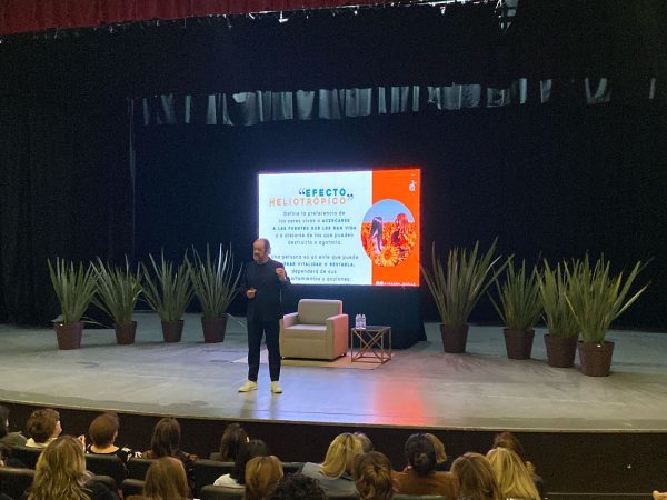 Presenta Juanma Quelle conferencia motivacional Positivarte en Hermosillo 