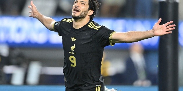 Raúl Jiménez supera a Luis Hernández y es cuarto máximo goleador del Tricolor