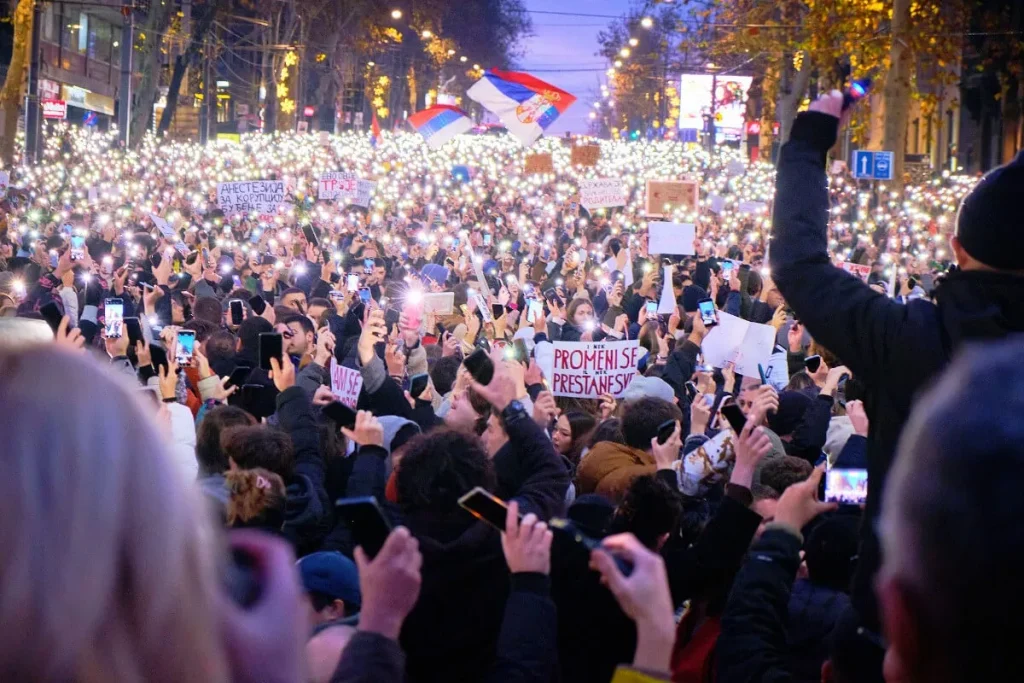 Serbia: Cientos de miles de personas y un arma misteriosa en las calles de Belgrado