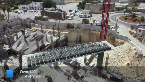 Tecnología danesa para reducir el uso de cemento en las losas de hormigón con esferas de plástico reciclado, cada kilo de plástico sustituye 100 kg de cemento