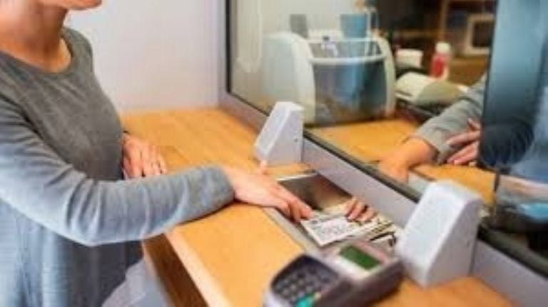 BBVA y Banamex aplicarán cobro de entre 12 y 14 pesos a usuarios