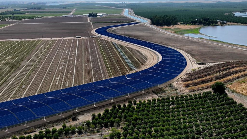 California activa su primer piloto de paneles solares sobre canales: reduce la evaporación hasta un 82 % y genera energía sin ocupar tierra agrícola