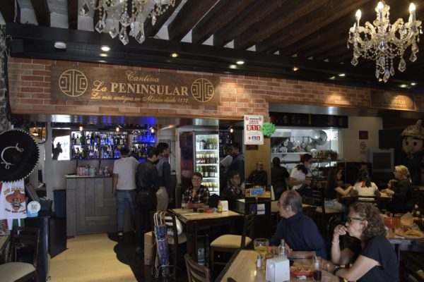 Cantina La Peninsular, la más antigua del Centro Histórico de CDMX