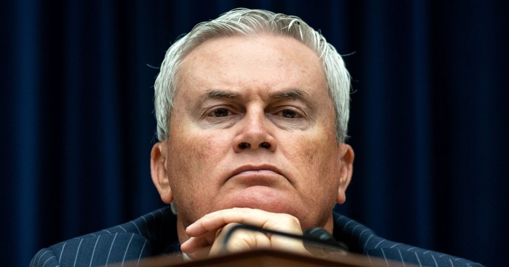 Comer rechaza la solicitud de los demócratas para una delegación a la notoria prisión de El Salvador