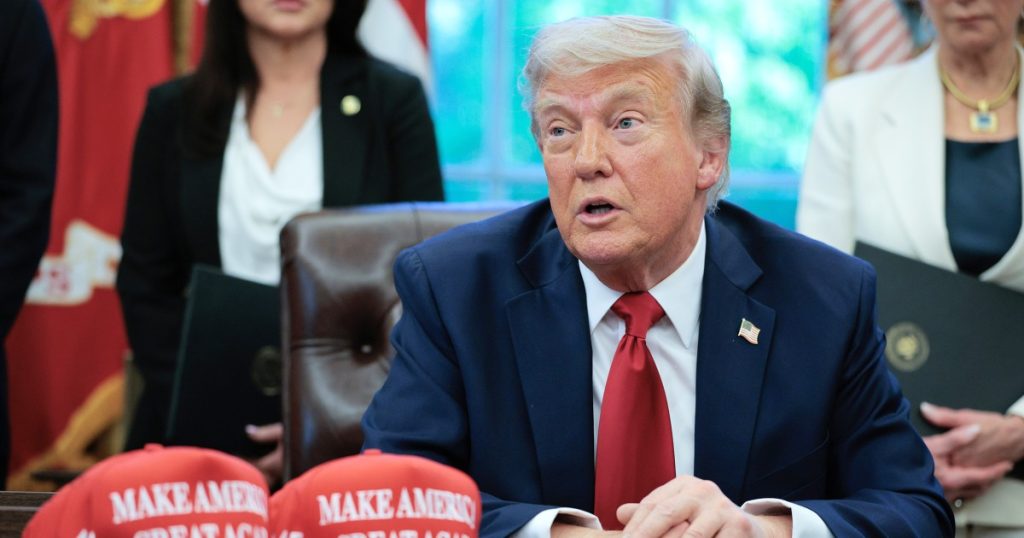 Cómo el anuncio de impuestos de Trump le dio una victoria a Bernie Sanders y AOC