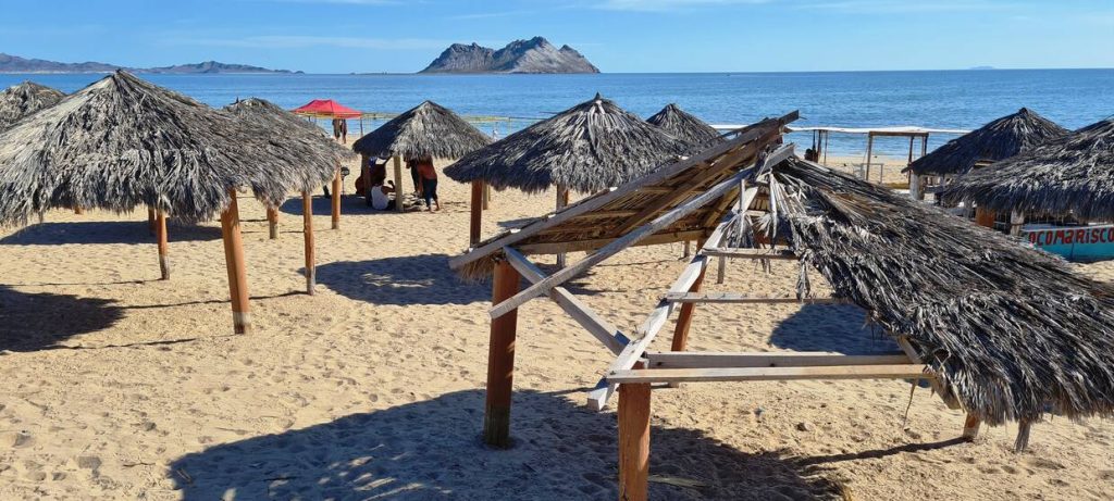 Denuncian mal estado de baños públicos y altos cobros por palapas en Bahía de Kino