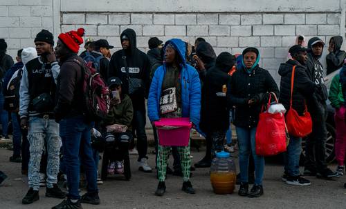 Desierta, licitación para vuelos de repatriación de migrantes