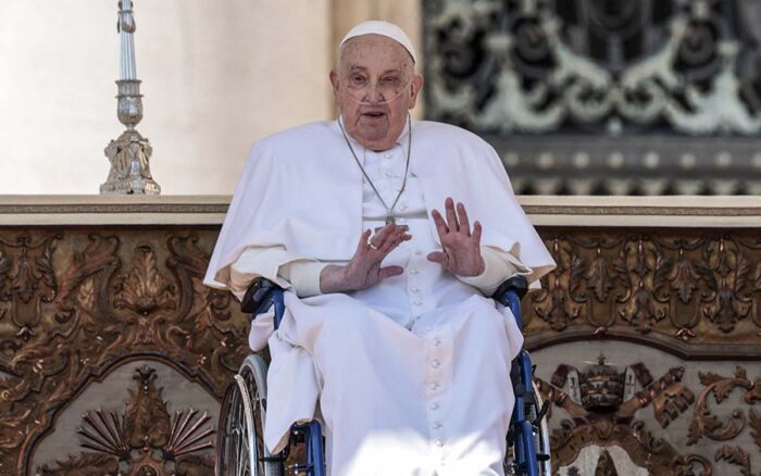 El Papa reaparece en la Plaza de San Pedro después de salir del hospital