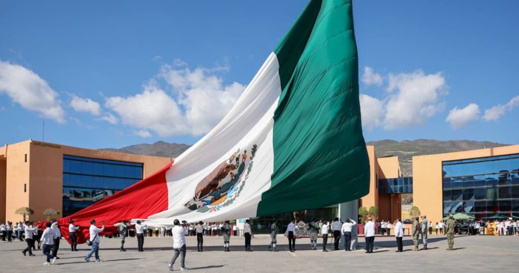 Evelyn Salgado reconoce a talentos guerrerenses en acto cívico de abril