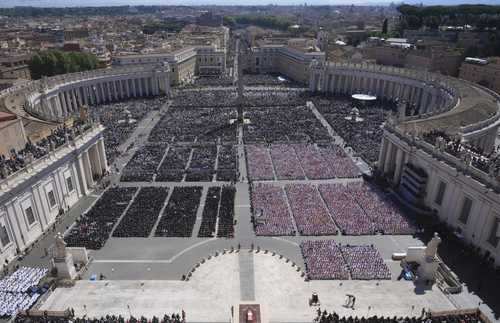 Francisco, despedido por los marginados a quienes amparó