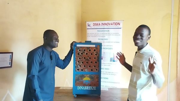 Ingeniero camerunés crea un sistema de refrigeración solar adiabática por aire basado en terracota que funciona sin electricidad ni gases refrigerantes