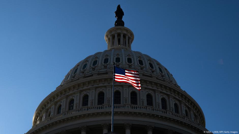 Juez impide revocar parole a miles de migrantes en EE.UU.