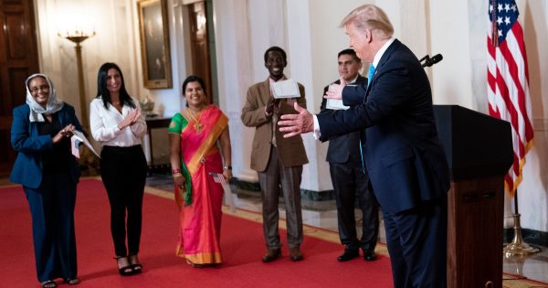 La administración Trump no pudo aprobar su propio examen de ciudadanía