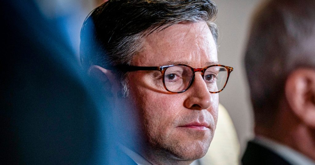 La humillante derrota de Mike Johnson muestra lo débil que es sin Trump