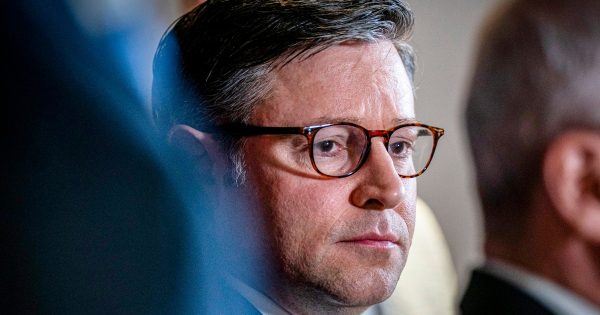 La humillante derrota de Mike Johnson muestra lo débil que es sin Trump