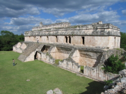 Mascarón de Chaac: un emblema arqueológico de Kabah