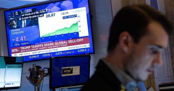 Mientras la bolsa cae, Trump es perseguido por sus promesas de campaña desacreditadas